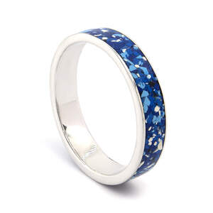 Каблучка в білій позолоті 750 проби з ювелірною емаллю Каблучка в білій позолоті 750 проби з ювелірною емаллю