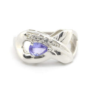 Серебряное кольцо 925 пробы 4,62 гр. с танзанитом класса АААА и белыми топазами с США 0,46 карат Серебряное кольцо 925 пробы 4,62 гр. с танзанитом класса АААА и белыми топазами с США 0,46 карат