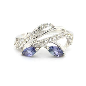 Серебряное кольцо 925пр 2,48г с Танзанитами Маньяра АААА и белыми топазами с США 0,69к Серебряное кольцо 925пр 2,48г с Танзанитами Маньяра АААА и белыми топазами с США 0,69к