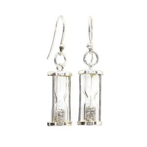 Срібні сережки 925 проби 3,79 г пісчані годинники діамантовою крихтою колекції Infinity 0,28 карат Срібні сережки 925 проби 3,79 г пісчані годинники діамантовою крихтою колекції Infinity 0,28 карат