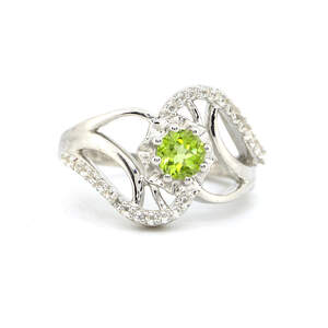 Серебряное кольцо 925 пробы 4,09 гр. с египетским перидотом и топазами 0,75 карат из коллекции "DYNASTY"