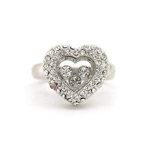 Кольцо в белом позолоте 750 пробы с белым кристаллами Кольцо в белом позолоте 750 пробы с белым кристаллами