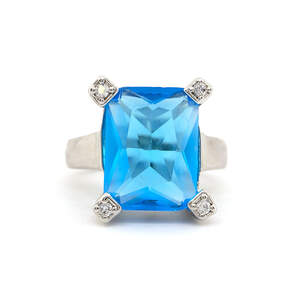 Кольцо с платиновым покрытием 750 пробы с голубым и белым кристаллами