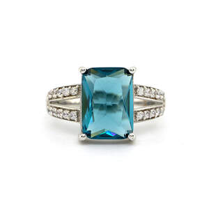 Кольцо с платиновым покрытием 850 пробы с синим и белым кристаллами 7,55 карат