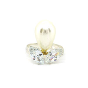 Кольцо в белой позолоте 750 пробы с жемчугом и кристаллами