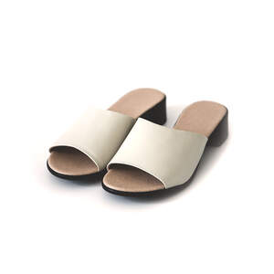 Босоніжки жіночі, бежевого кольору з натуральної шкіри на підборах Босоніжки жіночі, бежевого кольору з натуральної шкіри на підборах