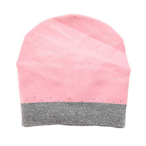 Женская шапка стиля Casual в цветовой комбинации: розового и серого с кристаллами