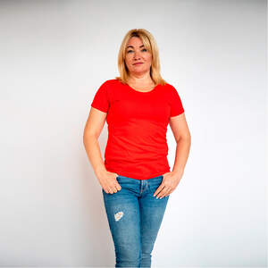 Женская футболка красного цвета