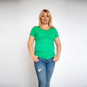 Женская футболка зеленого цвета (трава)