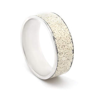 Каблучка в білій позолоті 750 проби з ювелірною емаллю Каблучка в білій позолоті 750 проби з ювелірною емаллю