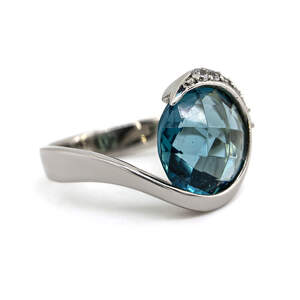 Серебряное кольцо 925 пробы 7,56 г с голубым кварцем и цирконами 5,54 карат