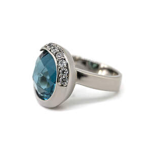 Серебряное кольцо 925 пробы 7,56 г с голубым кварцем и цирконами 5,54 карат