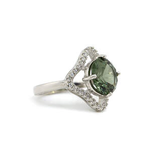 Серебряное кольцо 925 пробы 4,32 г с зеленым кварцем и цирконами 3,50 карат