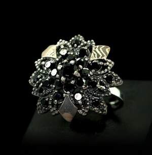 Серебряное кольцо 925 пробы с золотом 375 пробы 7,42 г с Фианитами 6,66 карат Серебряное кольцо 925 пробы с золотом 375 пробы 7,42 г с Фианитами 6,66 карат