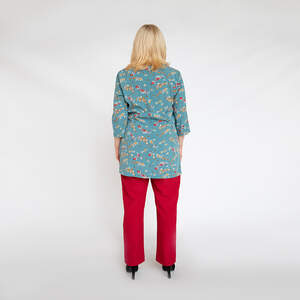 Костюм-блуза у квітковий принт и брюки красного цвета