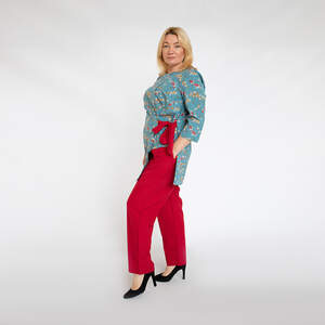 Костюм-блуза у квітковий принт та брюки червоного кольору