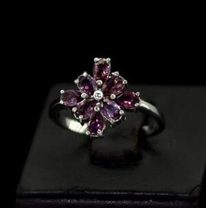 Серебряное кольцо 925 пробы 2,75 г с кенийскими Родолиты 1,92 карат Серебряное кольцо 925 пробы 2,75 г с кенийскими Родолиты 1,92 карат