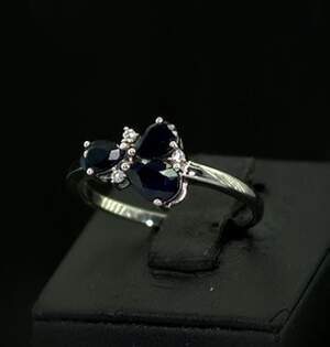 Серебряное кольцо 925 пробы 2,82 г со шри-ланкийскими Сапфірами класса АААА и цирконами 0,85 карат Серебряное кольцо 925 пробы 2,82 г со шри-ланкийскими Сапфірами класса АААА и цирконами 0,85 карат