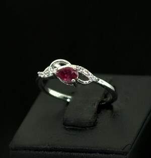 Серебряное кольцо 925 пробы 1,99 г с розовым кенийским Рубіном класса АААА и цирконами 0,49 карат Серебряное кольцо 925 пробы 1,99 г с розовым кенийским Рубіном класса АААА и цирконами 0,49 карат