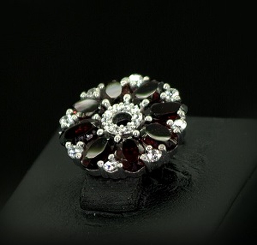 Серебряная брошь 925 пробы 3,53 г с мозамбикскими Гранатами и цирконами 3,21 карат Серебряная брошь 925 пробы 3,53 г с мозамбикскими Гранатами и цирконами 3,21 карат