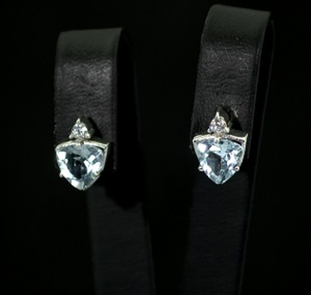 Серебряные серьги 925 пробы 3,34 г с голубыми Топазами и фианитами 3,32 карат Серебряные серьги 925 пробы 3,34 г с голубыми Топазами и фианитами 3,32 карат