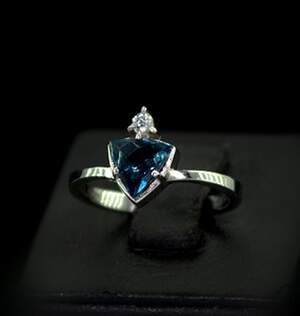 Серебряное кольцо 925 пробы 2,78 г с Топазом Лондон Блу та фіанітом 1,46 карат Серебряное кольцо 925 пробы 2,78 г с Топазом Лондон Блу та фіанітом 1,46 карат