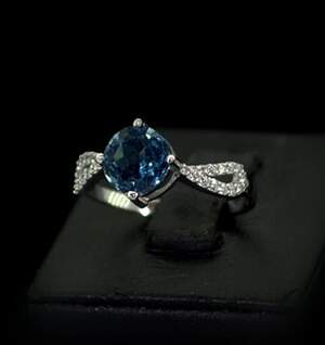 Серебряное кольцо 925 пробы 2,21 г с Топазом Лондон Блу та фианитами 2,82 карат Серебряное кольцо 925 пробы 2,21 г с Топазом Лондон Блу та фианитами 2,82 карат