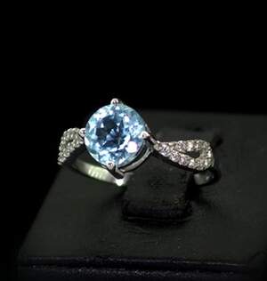 Серебряное кольцо 925 пробы 2,24 з голубым Топазом и фианитами 2,69 карат Серебряное кольцо 925 пробы 2,24 з голубым Топазом и фианитами 2,69 карат