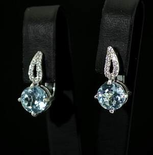 Серебряные серьги 925 пробы 4,53 г с голубыми Топазами и фианитами 4,8 карат Серебряные серьги 925 пробы 4,53 г с голубыми Топазами и фианитами 4,8 карат