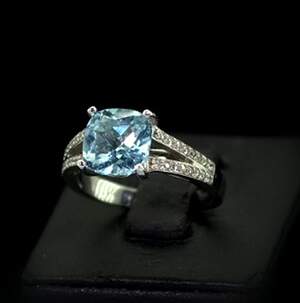 Серебряное кольцо 925 пробы 4,64 г с голубым Топазом и фианитами 4,06 карат Серебряное кольцо 925 пробы 4,64 г с голубым Топазом и фианитами 4,06 карат