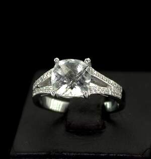 Серебряное кольцо 925 пробы 4,49 г с зеленым Кварцем и фианитами 2,88 карат Серебряное кольцо 925 пробы 4,49 г с зеленым Кварцем и фианитами 2,88 карат