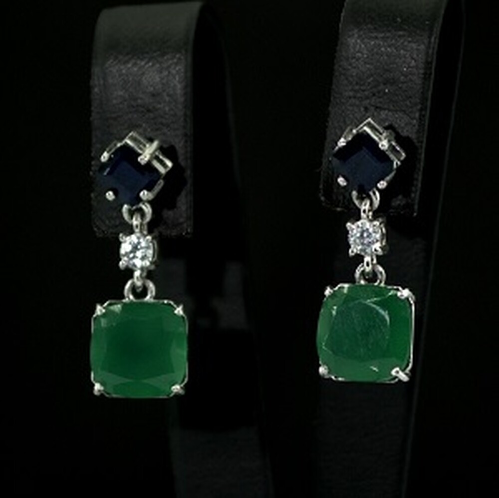 Серебряные серьги 925 пробы 4,3 г с зелеными Агатами, шри-ланкийскими сапфирами класса АААА и фианитами 7,12 карат Серебряные серьги 925 пробы 4,3 г с зелеными Агатами, шри-ланкийскими сапфирами класса АААА и фианитами 7,12 карат
