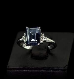 Серебряное кольцо 925 пробы 3,45 г с голубым Кварцем и фианитами 3,84 карат Серебряное кольцо 925 пробы 3,45 г с голубым Кварцем и фианитами 3,84 карат