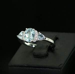 Срібна каблучка 925 проби 2,97 г з блакитними Топазами та цирконами 2,14 карат Срібна каблучка 925 проби 2,97 г з блакитними Топазами та цирконами 2,14 карат