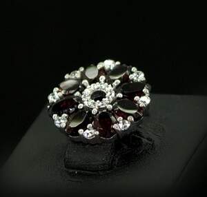 Срібна брошка 925 проби 3,53 г з мозамбікськими Гранатами та цирконами 3,21 карат Срібна брошка 925 проби 3,53 г з мозамбікськими Гранатами та цирконами 3,21 карат