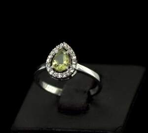 Срібна каблучка 925 проби 2,22 г з єгипетським Перидотом та фіанітами 0,95 карат Срібна каблучка 925 проби 2,22 г з єгипетським Перидотом та фіанітами 0,95 карат