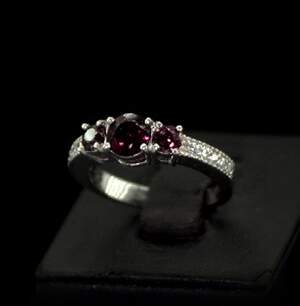 Срібна каблучка 925 проби 4,11 г з кенійськими Родолітами та фіанітами 1,95 карат Срібна каблучка 925 проби 4,11 г з кенійськими Родолітами та фіанітами 1,95 карат