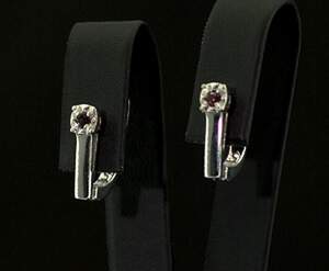 Серебряные серьги 925 пробы 2,36 г с кенийскими Родолиты 0,1 карат Серебряные серьги 925 пробы 2,36 г с кенийскими Родолиты 0,1 карат