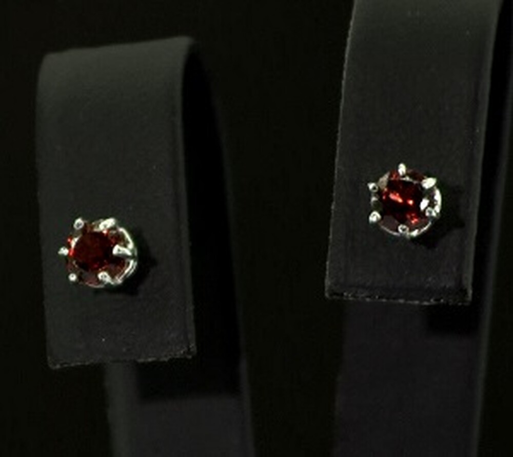 Серебряные серьги 925 пробы 1,56 г с мозамбикскими Гранатами 0,72 карат Серебряные серьги 925 пробы 1,56 г с мозамбикскими Гранатами 0,72 карат