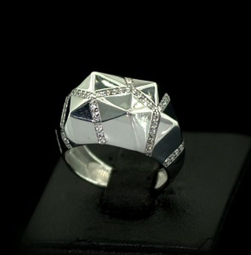 Серебряное кольцо 925 пробы 5,6 г с белыми цирконами 0,7 карат