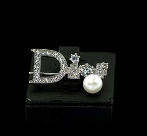 Серебряная брошь 925 пробы 4 г с белой Перлиною и цирконами 3,75 карат, репліка Dior