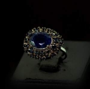 Серебряное кольцо 925 пробы 3,4 г со шри-ланкийским Іолітом и шри-ланкийскими сапфирами класса АААА 5,33 карат