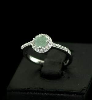 Серебряное кольцо 925 пробы 2,17 г с бразильским Смарагдом класса AAAA и цирконами 0,79 карат Серебряное кольцо 925 пробы 2,17 г с бразильским Смарагдом класса AAAA и цирконами 0,79 карат