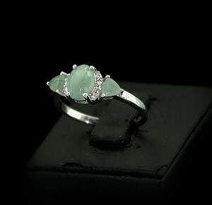 Серебряное кольцо 925 пробы 2,86 г с бразильскими Изумрудами класса AAAA и цирконами 1,54 карат Серебряное кольцо 925 пробы 2,86 г с бразильскими Изумрудами класса AAAA и цирконами 1,54 карат