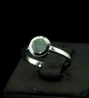 Серебряное кольцо 925 пробы 2,11 г с бразильским Смарагдом класса АААА 0,77 карат Серебряное кольцо 925 пробы 2,11 г с бразильским Смарагдом класса АААА 0,77 карат