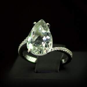 Серебряное кольцо 925 пробы 3,36 г с зеленым Кварцем и фианитами 5,25 карат Серебряное кольцо 925 пробы 3,36 г с зеленым Кварцем и фианитами 5,25 карат