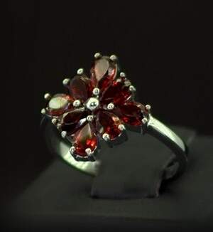 Серебряное кольцо 925 пробы 2,87 г с Гранатами 2 карат