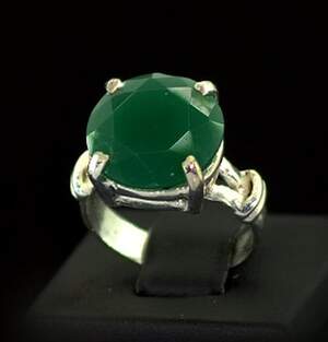 Кольцо у срібному покрытии з зелеными Агатом 4,81 г