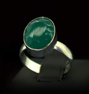 Кольцо у срібному покрытии з зелеными Агатом 3,7 г