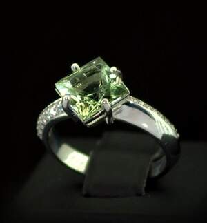Серебряное кольцо 925 пробы 3,33 з зеленым Кварцем и фианитами 2,24 карат Серебряное кольцо 925 пробы 3,33 з зеленым Кварцем и фианитами 2,24 карат